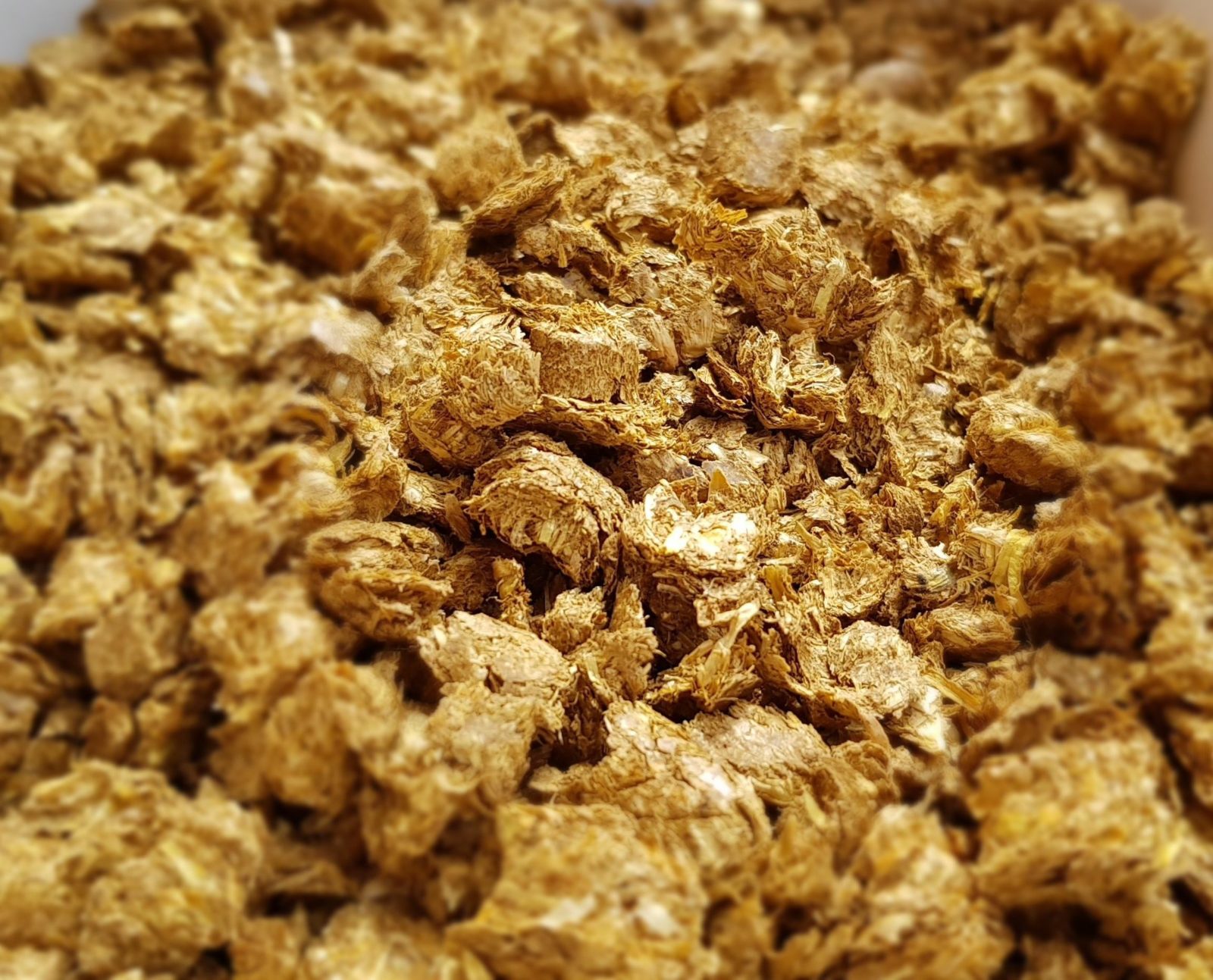 Granulat ze słomy – kruszony pellet ściółkowy